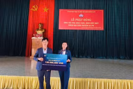 Các doanh nghiệp tham gia ủng hộ kinh phí thực hiện chương trình xóa nhà tạm, nhà dột nát huyện Ia Pa. Ảnh: Như Loan