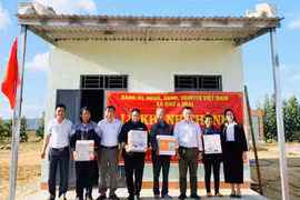 Lãnh đạo Đảng ủy, HĐND, UBND, Ủy ban MTTQ Việt Nam xã Chư A Thai tặng quà chúc mừng các gia đình được bàn giao nhà ở. Ảnh: ĐVCC