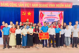 Ban tổ chức trao giải nhất hội thi nghệ thuật quần chúng trong công nhân, viên chức-lao động huyện Phú Thiện năm 2025 cho cụm Công đoàn xã Chư A Thai. Ảnh: Lê Tám