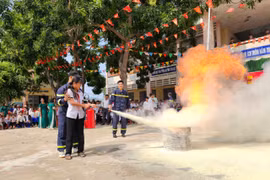 Các em học sinh trải nghiệm sử dụng bình chữa cháy. Ảnh: ĐVCC