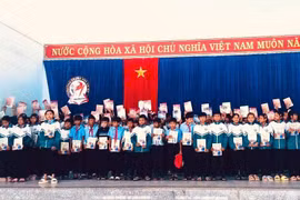 Trường THCS Phạm Hồng Thái (xã Ia Rbol) trao tặng sách giáo khoa cho các em học sinh có hoàn cảnh khó khăn. Ảnh: ĐVCC