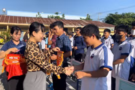 Ban tổ chức trao cờ lưu niệm cho các đoàn vận động viên tham gia hội thi thể thao các dân tộc thiểu số thị xã Ayun Pa năm 2025. Ảnh: Vũ Chi