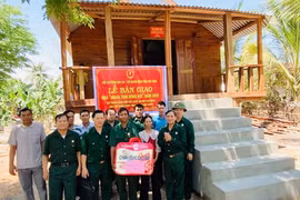 Hội Cựu chiến binh tỉnh Gia Lai phối hợp bàn giao nhà “Nghĩa tình đồng đội” cho hội viên CCB nghèo Ksor Niêng (thứ 3 từ phải sang, buôn H’Muk, xã Chư Ngọc). Ảnh: Thanh Tâm