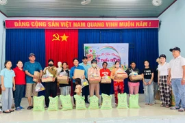 Hội Chữ thập đỏ thị xã Ayun Pa phối hợp với nhóm Thiện tâm tặng quà cho các hộ nghèo tại địa phương. Ảnh: Vũ Chi