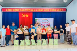 Hội Chữ thập đỏ thị xã Ayun Pa phối hợp với nhóm Thiện tâm tặng quà cho các hộ nghèo tại địa phương. Ảnh: Vũ Chi
