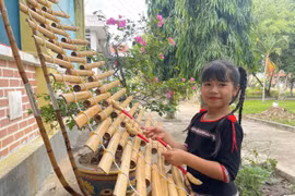 Bé An Nhiên có niềm đam mê và tình yêu đặc biệt với cây đàn t'rưng. Ảnh: Vũ Chi