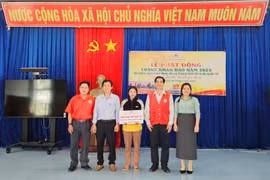 Ông Cao Xuân Nam-Phó Chủ tịch Hội Chữ thập đỏ tỉnh (thứ 2 từ phải sang) trao kinh phí hỗ trợ xây dựng nhà Chữ thập đỏ cho gia đình bà Rmah H’Ngọc (đứng giữa). Ảnh: Ngọc Duy