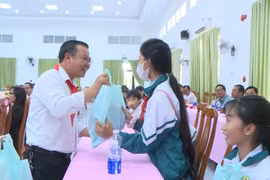 Phó Bí thư Thường trực Huyện ủy, Chủ tịch HĐND huyện Vũ Hồng Duy tặng quà cho các em học sinh tham gia buổi đối thoại giữa đại biểu HĐND huyện với trẻ em năm 2025. Ảnh: Bảo Anh