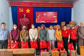 Ban tổ chức trao quà cho các hộ nghèo, cận nghèo xã Phú Túc. Ảnh: ĐVCC