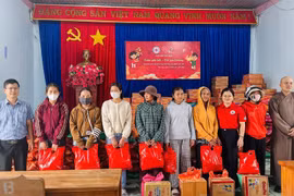 Ban tổ chức trao quà cho các hộ nghèo, cận nghèo xã Phú Túc. Ảnh: ĐVCC