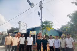 Ủy ban MTTQ Việt Nam xã và các tổ chức chính trị xã hội xã Ia Rbol khánh thành công trình thắp sáng đường quê tại buôn Rưng Ma Nhiu và buôn Hiao. Ảnh: Thanh Dung