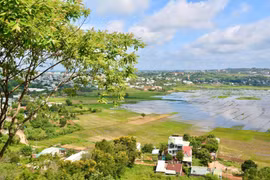 Thung lũng Ia Nung mùa nước nổi như tấm gương khổng lồ soi bóng mây trời. Ảnh: Nguyễn Thị Diễm