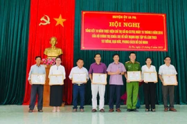 Chủ tịch UBND huyện Huỳnh Văn Trường (thứ 4 từ phải sang) tặng giấy khen cho các cá nhân có thành tích xuất sắc trong thực hiện Chỉ thị số 05-CT/TW giai đoạn 2016-2025. Ảnh: Vũ Chi