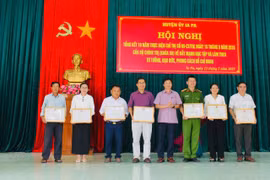 Chủ tịch UBND huyện Huỳnh Văn Trường (thứ 4 từ phải sang) tặng giấy khen cho các cá nhân có thành tích xuất sắc trong thực hiện Chỉ thị số 05-CT/TW giai đoạn 2016-2025. Ảnh: Vũ Chi