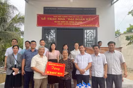 Ban Nội chính Tỉnh ủy phối hợp với chính quyền địa phương bàn giao nhà Đại đoàn kết cho gia đình bà Nông Thị Căm (tổ dân phố 1, thị trấn Phú Thiện, huyện Phú Thiện). Ảnh: Vũ Chi