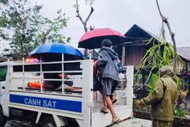 2 xe chuyên dụng của lực lượng Công an xã Ia Tul được huy động để hỗ trợ di dời người dân buôn Jứ đến nơi tránh lũ an toàn. Ảnh: ĐVCC