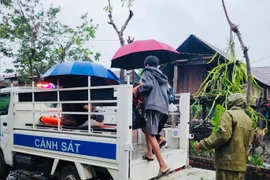 2 xe chuyên dụng của lực lượng Công an xã Ia Tul được huy động để hỗ trợ di dời người dân buôn Jứ đến nơi tránh lũ an toàn. Ảnh: ĐVCC