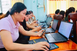 Cán bộ quản lý, giáo viên các đơn vị trường học xã Ia Hiao làm bài kiểm tra, đánh giá sau buổi bồi dưỡng chính trị. Ảnh: ĐVCC