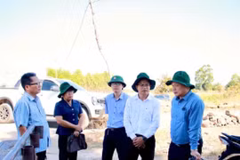 Phó Chủ tịch UBND tỉnh Dương Mah Tiệp kiểm tra mặt bằng dự án tái định cư tại xã Ia Hiao. Ảnh: ĐVCC