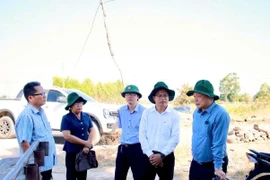 Phó Chủ tịch UBND tỉnh Dương Mah Tiệp kiểm tra mặt bằng dự án tái định cư tại xã Ia Hiao. Ảnh: ĐVCC