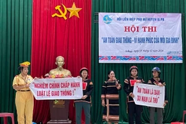 Phần thi thi ý tưởng sáng tạo tuyên truyền Luật an toàn giao thông của đội thi xã Chư Mố. Ảnh: Vũ Chi