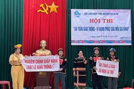 Phần thi thi ý tưởng sáng tạo tuyên truyền Luật an toàn giao thông của đội thi xã Chư Mố. Ảnh: Vũ Chi