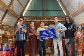 Sở Nông nghiệp và PTNT tỉnh phối hợp với nhóm nhạc Taynguyensound trao tặng 50 triệu đồng cho thôn 5 để thành lập Quỹ Khuyến học tại thôn. Ảnh: Vũ Chi