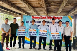 Phó Chủ tịch UBND tỉnh Nguyễn Hữu Quế (thứ 2 từ phải sang) cùng các đơn vị tài trợ trao bảng tượng trưng tặng bò giống cho bà con vùng lũ. Ảnh: Vũ Chi