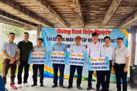 Phó Chủ tịch UBND tỉnh Nguyễn Hữu Quế (thứ 2 từ phải sang) cùng các đơn vị tài trợ trao bảng tượng trưng tặng bò giống cho bà con vùng lũ. Ảnh: Vũ Chi