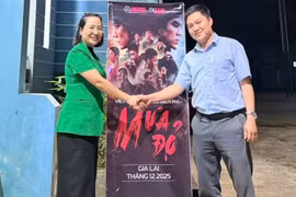 UBND xã Ia Sao phối hợp với Viettel Gia Lai tổ chức chiếu phim “Mưa đỏ” miễn phí cho cán bộ, học sinh và nhân dân các thôn, buôn trên địa bàn xã. Ảnh: Vũ Chi