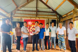 Chủ tịch UBND xã Ia Pa Lê Tiến Mạnh (thứ 4 từ trái sang) tặng hoa chúc mừng các thành viên Hợp tác xã Nông nghiệp và dịch vụ Hải Đăng. Ảnh: Vũ Chi