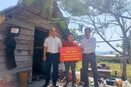 Chi bộ Khối Văn phòng Huyện ủy Ia Pa phối hợp với Đảng ủy xã Pờ Tó trao tặng kinh phí hỗ trợ sửa chữa nhà ở cho vợ anh Đinh Kêh. Ảnh: Huỳnh Thúy