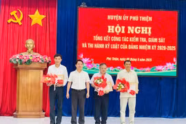 Bí thư Huyện ủy Trần Trung Hiếu (thứ 2 từ trái sang) tặng giấy khen cho các tập thể có thành tích xuất sắc trong thực hiện công tác kiểm tra, giám sát và kỷ luật của Đảng, nhiệm kỳ 2020-2025. Ảnh: Vũ Chi