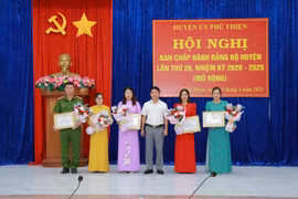 Bí thư Huyện ủy Phú Thiện Trần Trung Hiếu tặng giấy khen của Ban Thường vụ Huyện ủy cho 5 cá nhân đạt tiêu chuẩn “Hoàn thành xuất sắc nhiệm vụ” 5 năm liền (từ năm 2020 đến năm 2024). Ảnh: Hoa Mai