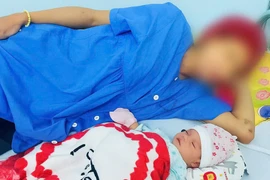 Mẹ con sản phụ đều khỏe mạnh sau khi được các bác sĩ Trung tâm Y tế Ayun Pa cấp cứu thành công. Ảnh: ĐVCC
