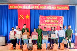 Công an xã Ia Hiao (tỉnh Gia Lai) phối hợp với chùa Quan Âm trao quà cho hộ nghèo. Ảnh: ĐVCC