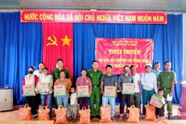 Công an xã Ia Hiao (tỉnh Gia Lai) phối hợp với chùa Quan Âm trao quà cho hộ nghèo. Ảnh: ĐVCC