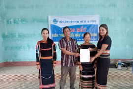 Hội LHPN xã Ia Hdreh trao quyết định thành lập và ra mắt Ban Chủ nhiệm mô hình “Buôn phụ nữ kiểu mẫu” tại buôn Hdreh. Ảnh: Nguyễn Chi