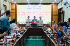 Lãnh đạo Huyện ủy, UBND huyện Phú Thiện trao quyết định và tặng hoa chúc mừng tân Phó Chủ tịch UBND huyện Phú Thiện. Ảnh: Hoa Mai