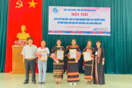 Ban tổ chức trao giải cho các đội xuất sắc nhất hội thi. Ảnh: Vũ Chi