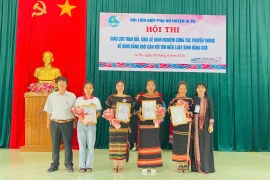 Ban tổ chức trao giải cho các đội xuất sắc nhất hội thi. Ảnh: Vũ Chi