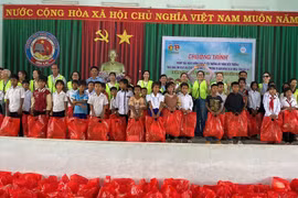 Đoàn xã Ia Dreh phối hợp với nhóm thiện nguyện Yoga Ngọc Hương tặng quà cho các em học sinh dân tộc thiểu số Trường Tiểu học Kim Đồng. Ảnh: ĐVCC