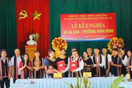 Lãnh đạo 2 địa phương ký kết giao ước kết nghĩa. Ảnh: Vũ Chi