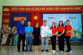 Đoàn xã Ia Dreh phối hợp với đơn vị tài trợ trao tặng sách giáo khoa, vở, ba lô cho Trường Tiểu học và THCS Trần Hưng Đạo. Ảnh: ĐVCC