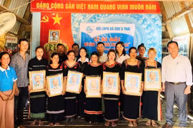 Ban tổ chức tặng 30 ảnh Bác Hồ cho các thành viên tham gia mô hình. Ảnh: ĐVCC