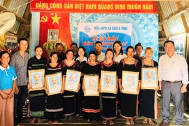 Ban tổ chức tặng 30 ảnh Bác Hồ cho các thành viên tham gia mô hình. Ảnh: ĐVCC