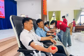 Buổi hiến máu thu hút đông đảo cán bộ, người dân các xã Phú Thiện, Ia Hiao và Chư A Thai tham gia. Ảnh: Vũ Chi