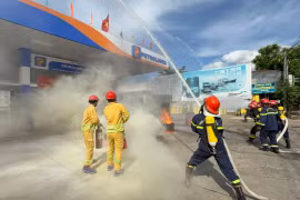 Đội Chữa cháy và cứu nạn, cứu hộ khu vực số 7 phối hợp với lực lượng cơ sở triển khai chữa cháy. Ảnh: V.B