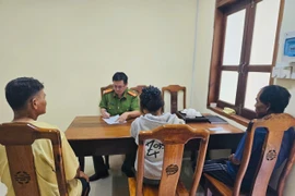 Trung tá Trần Thái Học-Phó Trưởng Công an xã Ia Pa, người trực tiếp liên hệ ra Thái Nguyên đưa bé gái về nhà an toàn nhận được lời cảm ơn sâu sắc từ gia đình Ảnh: Hòa Bình
