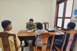 Trung tá Trần Thái Học-Phó Trưởng Công an xã Ia Pa, người trực tiếp liên hệ ra Thái Nguyên đưa bé gái về nhà an toàn nhận được lời cảm ơn sâu sắc từ gia đình Ảnh: Hòa Bình